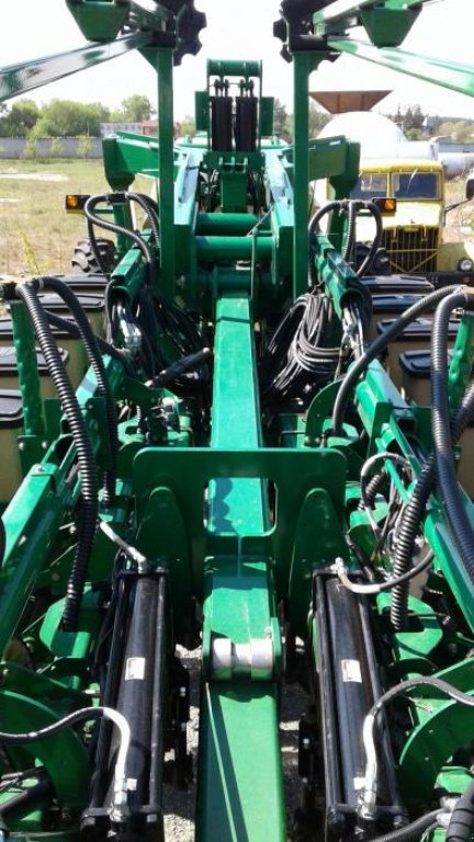 Gareeggenfelder des Typs Great Plains YP-1630,  in Київ (Bild 8)