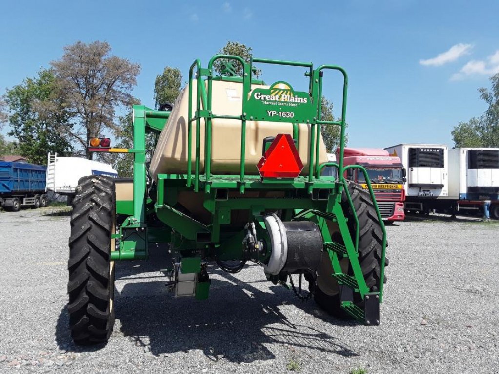 Gareeggenfelder des Typs Great Plains YP-1630,  in Київ (Bild 2)