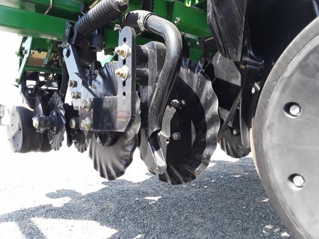 Gareeggenfelder des Typs Great Plains YP-1630,  in Київ (Bild 4)