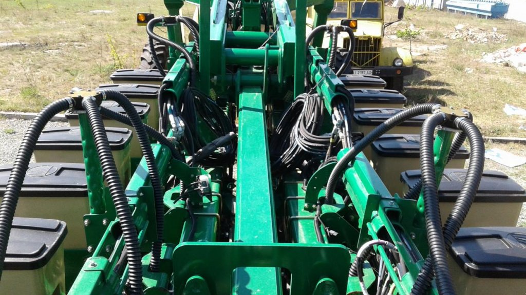 Gareeggenfelder des Typs Great Plains YP-1630,  in Київ (Bild 7)