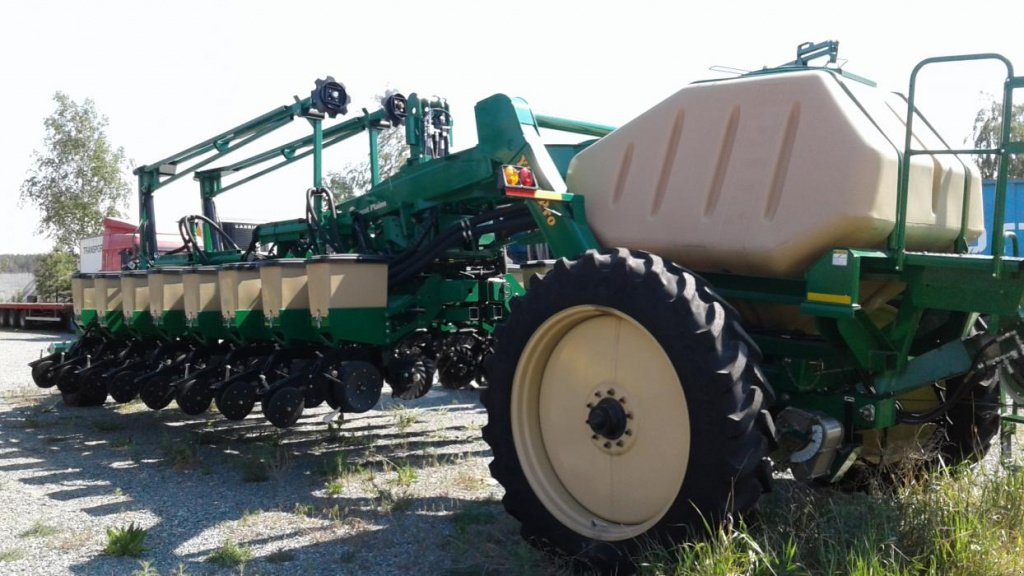 Gareeggenfelder des Typs Great Plains YP-1630,  in Київ (Bild 10)