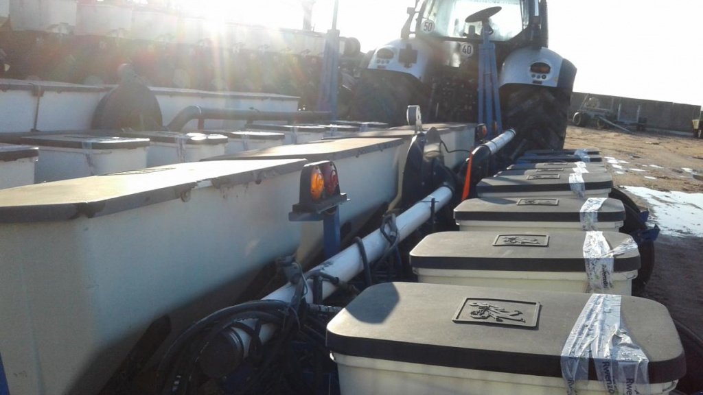 Gareeggenfelder des Typs Kinze 3800,  in Київ (Bild 10)