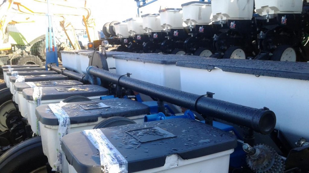 Gareeggenfelder des Typs Kinze 3800,  in Київ (Bild 4)