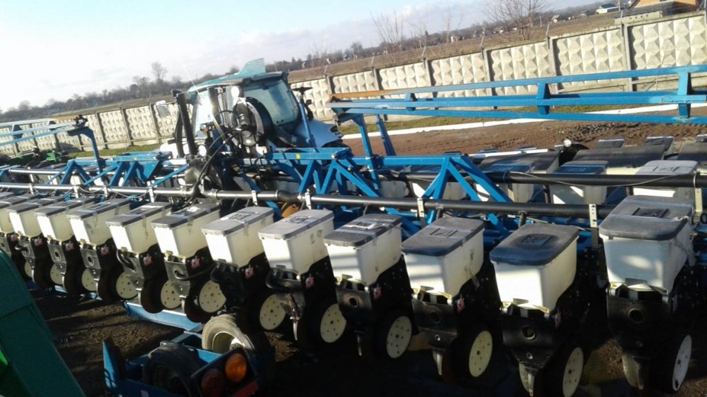 Gareeggenfelder des Typs Kinze 3600,  in Київ (Bild 1)