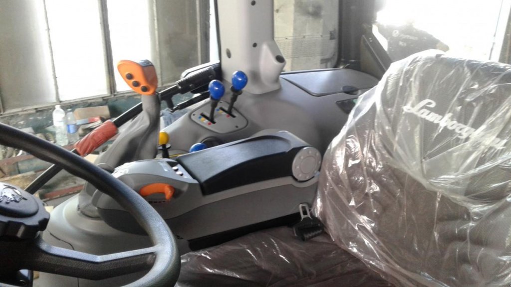 Oldtimer-Traktor des Typs Lamborghini R6.160, Neumaschine in Київ (Bild 3)