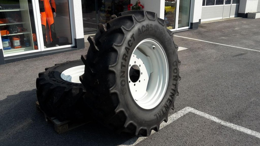 Oldtimer-Traktor des Typs Same X720,  in Київ (Bild 4)