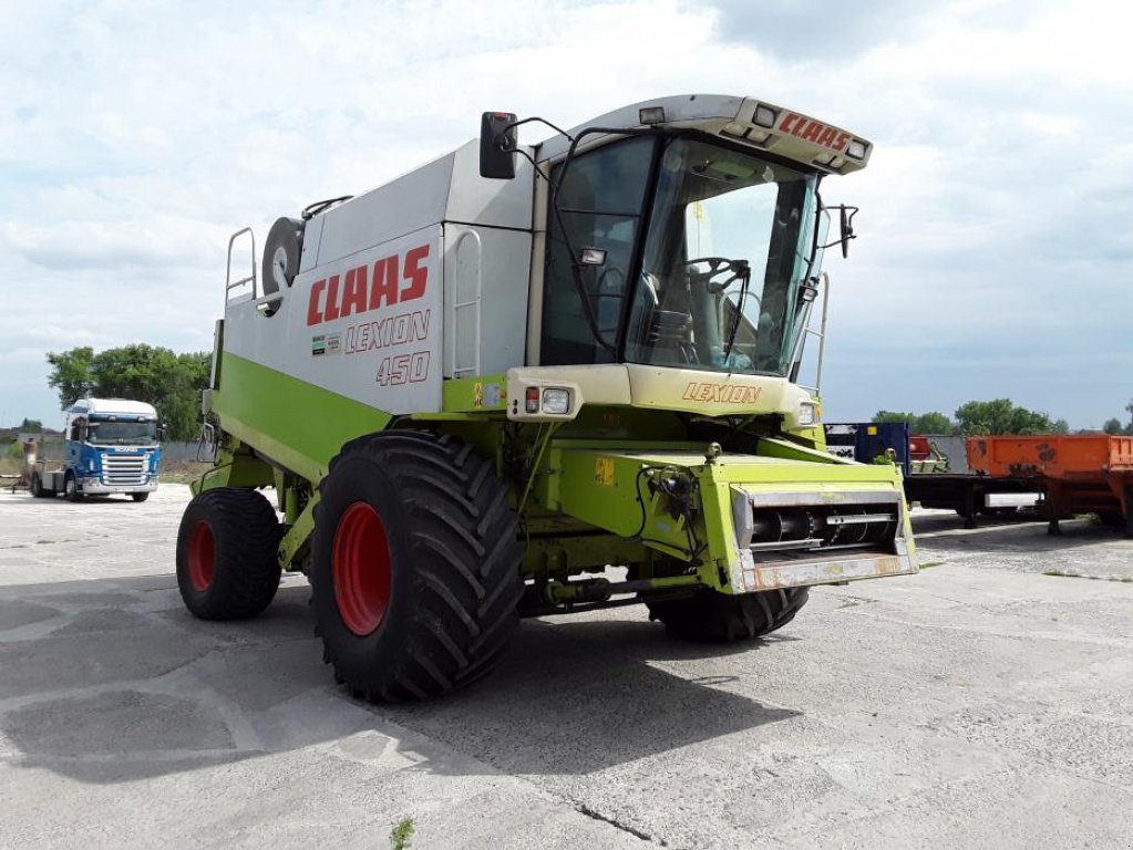 Oldtimer-Mähdrescher des Typs CLAAS Lexion 450,  in Київ (Bild 2)