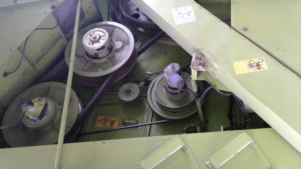 Oldtimer-Mähdrescher des Typs CLAAS Lexion 450,  in Київ (Bild 8)