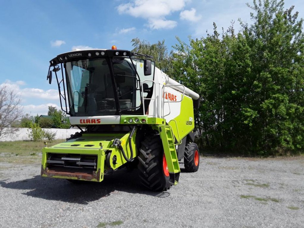 Oldtimer-Mähdrescher des Typs CLAAS Lexion 670,  in Київ (Bild 2)