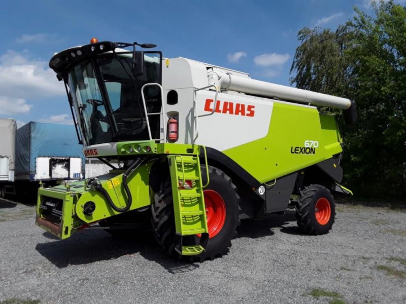 Oldtimer-Mähdrescher des Typs CLAAS Lexion 670,  in Київ (Bild 1)