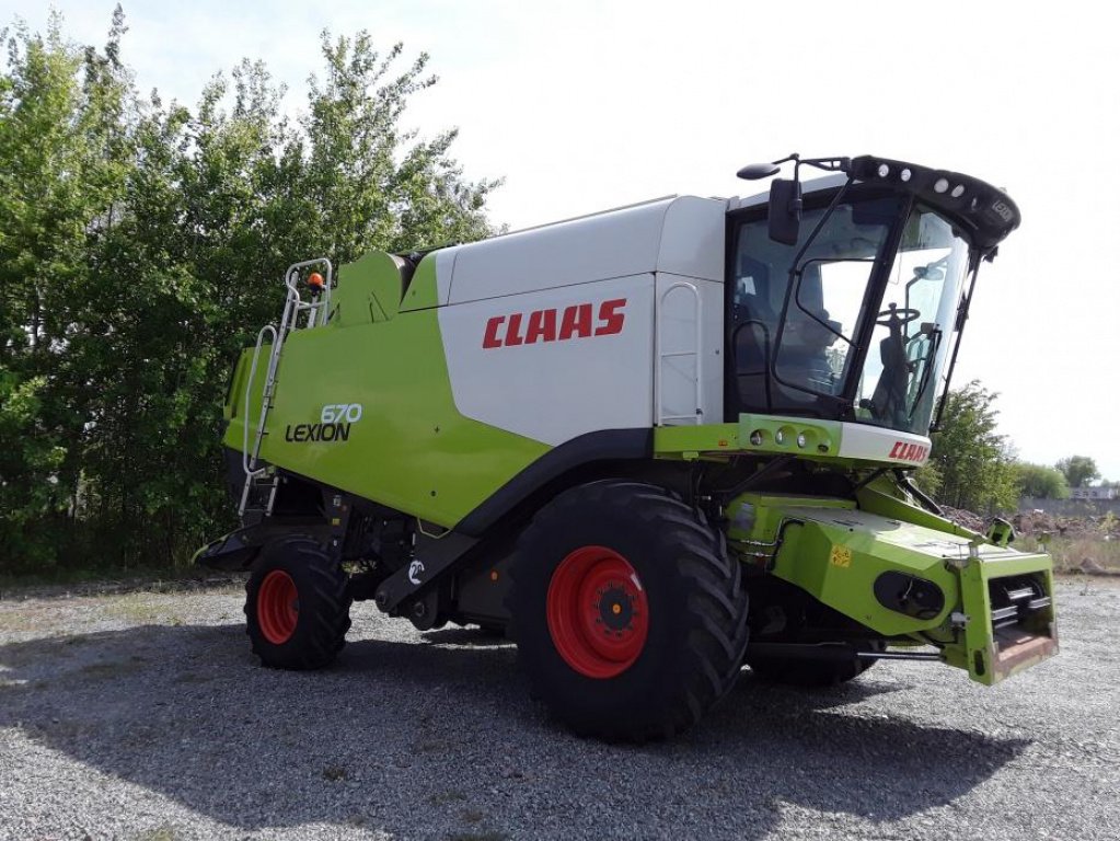 Oldtimer-Mähdrescher des Typs CLAAS Lexion 670,  in Київ (Bild 3)