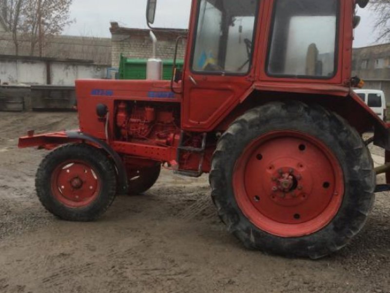 Oldtimer-Traktor des Typs Belarus Беларус-80, Neumaschine in Камянець-Подільский (Bild 1)