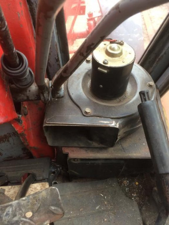 Oldtimer-Traktor des Typs Belarus Беларус-80, Neumaschine in Камянець-Подільский (Bild 3)