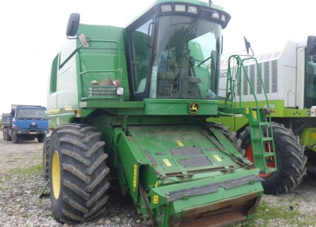 Oldtimer-Mähdrescher des Typs John Deere 9660 WTS, Neumaschine in Мукачево (Bild 1)