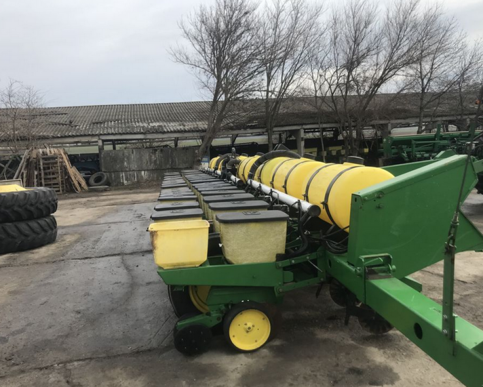 Gareeggenfelder des Typs John Deere 7200,  in Салгани (Bild 6)