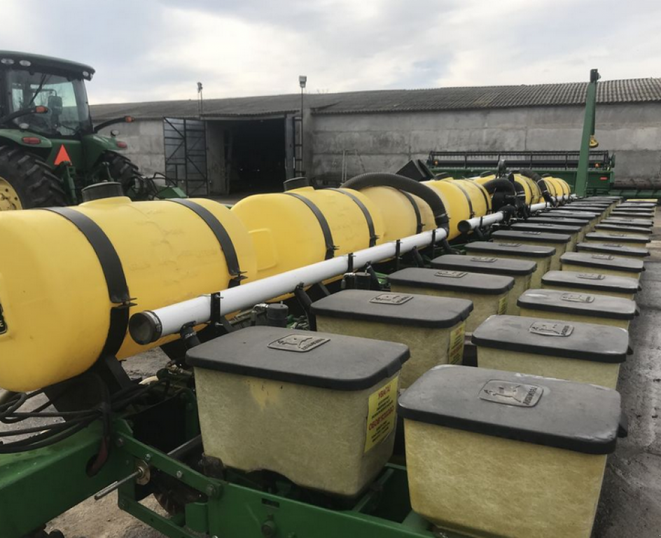 Gareeggenfelder des Typs John Deere 7200,  in Салгани (Bild 1)