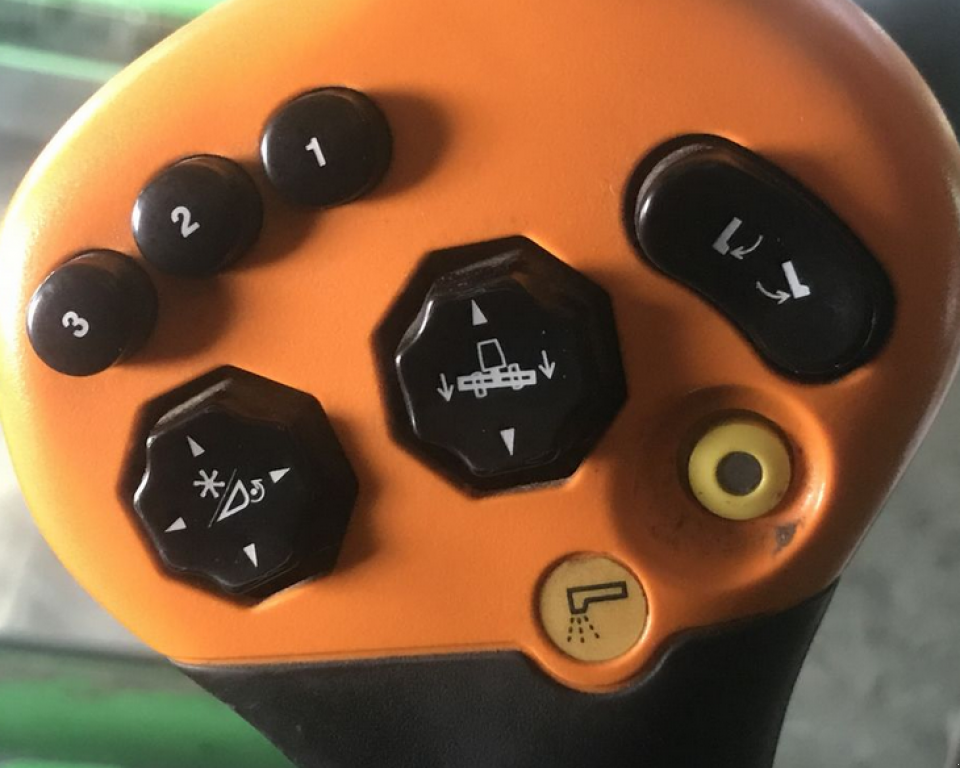 Oldtimer-Mähdrescher des Typs John Deere 9770 STS Bullet Rotor,  in Салгани (Bild 5)