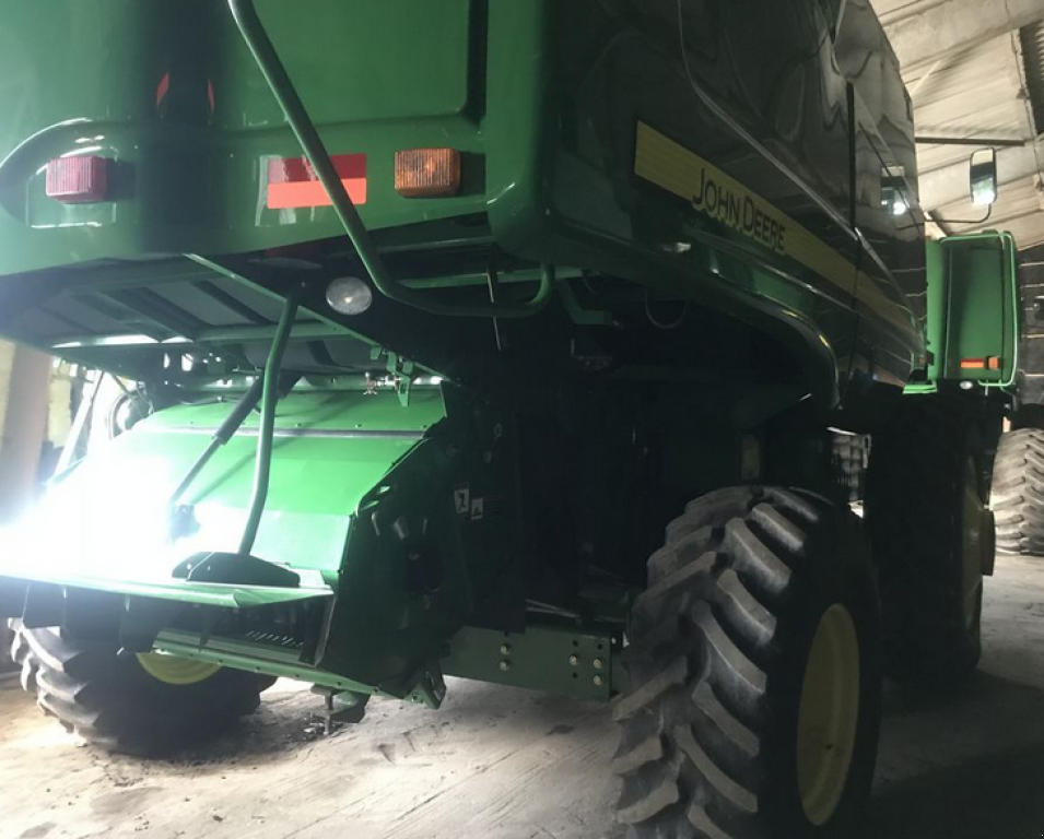 Oldtimer-Mähdrescher des Typs John Deere 9770 STS Bullet Rotor,  in Салгани (Bild 10)