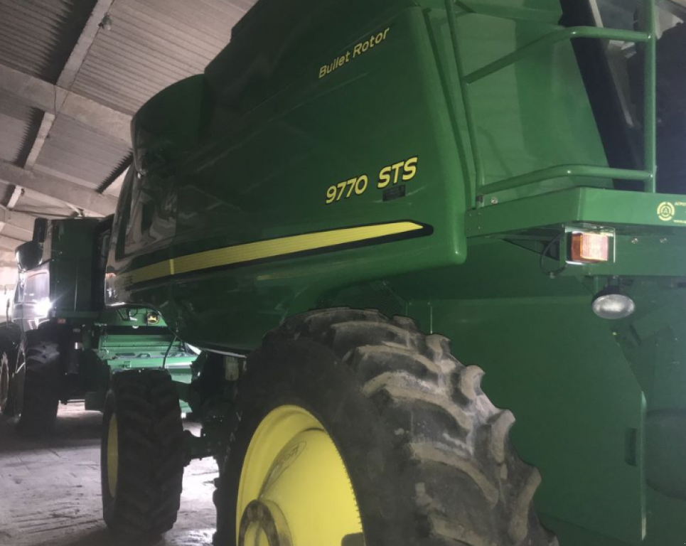 Oldtimer-Mähdrescher des Typs John Deere 9770 STS, Neumaschine in Салгани (Bild 2)