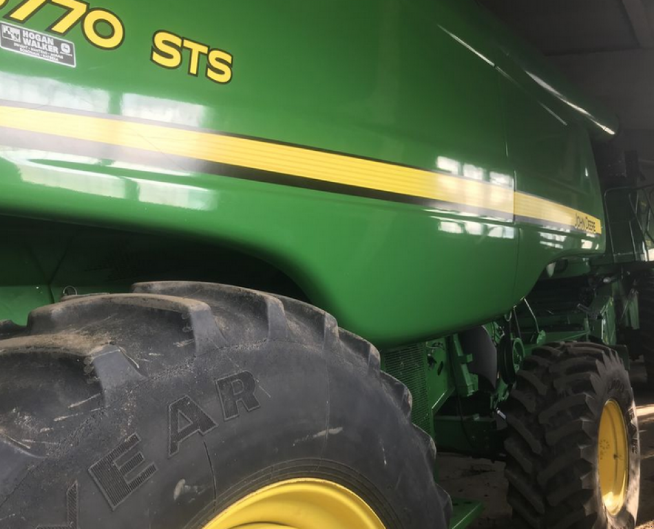 Oldtimer-Mähdrescher des Typs John Deere 9770 STS, Neumaschine in Салгани (Bild 1)