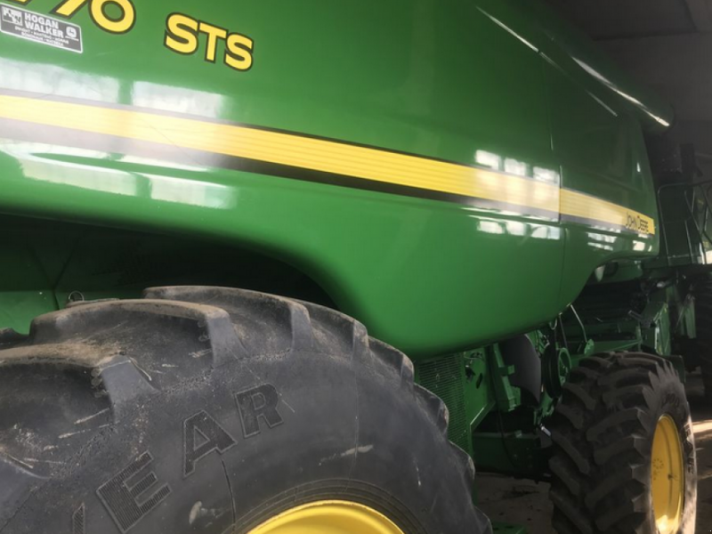 Oldtimer-Mähdrescher des Typs John Deere 9770 STS, Neumaschine in Салгани (Bild 1)