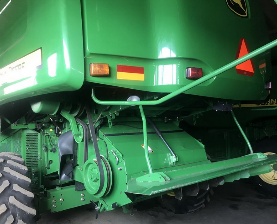 Oldtimer-Mähdrescher des Typs John Deere 9770 STS, Neumaschine in Салгани (Bild 5)