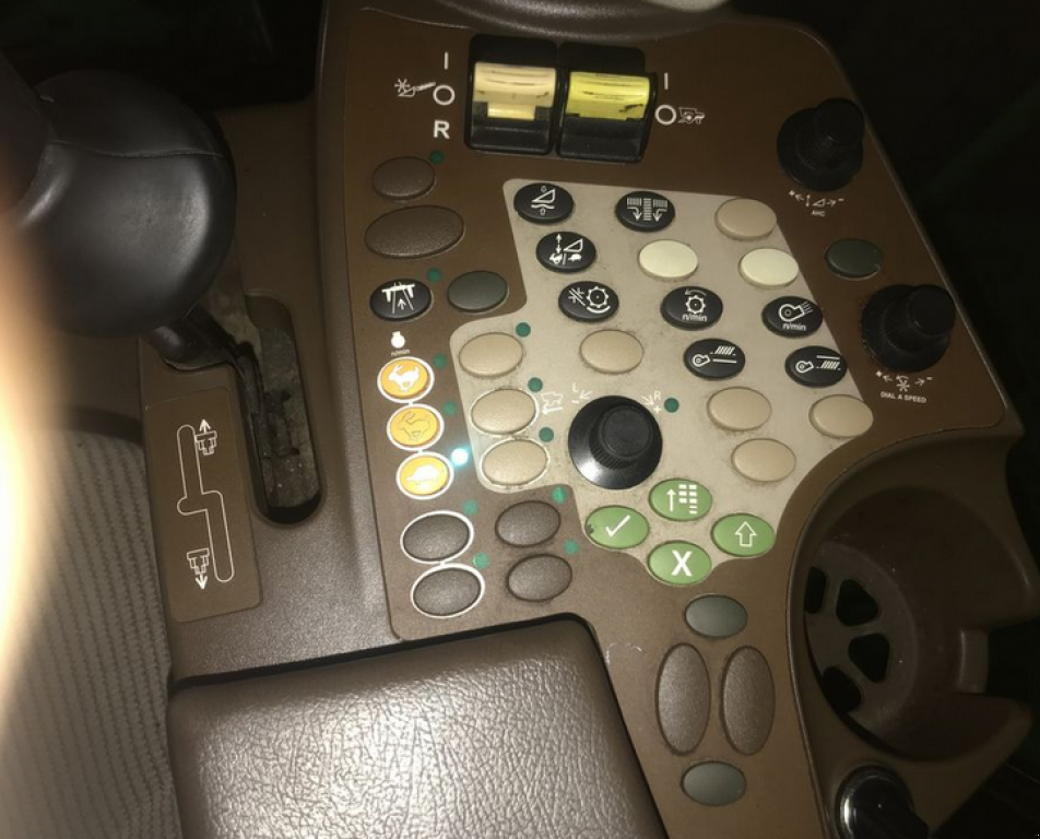 Oldtimer-Mähdrescher des Typs John Deere 9770 STS, Neumaschine in Салгани (Bild 5)