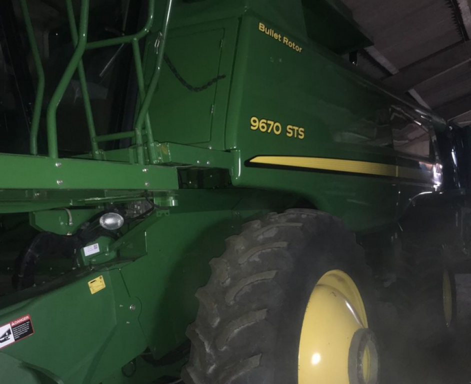 Oldtimer-Mähdrescher des Typs John Deere 9670 STS Bullet Rotor, Neumaschine in Салгани (Bild 1)