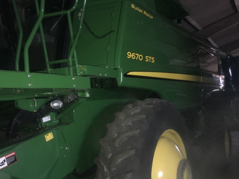 Oldtimer-Mähdrescher des Typs John Deere 9670 STS Bullet Rotor, Neumaschine in Салгани (Bild 1)