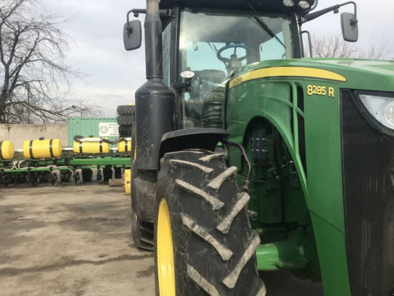 Oldtimer-Traktor des Typs John Deere 8285R, Neumaschine in Салгани (Bild 1)