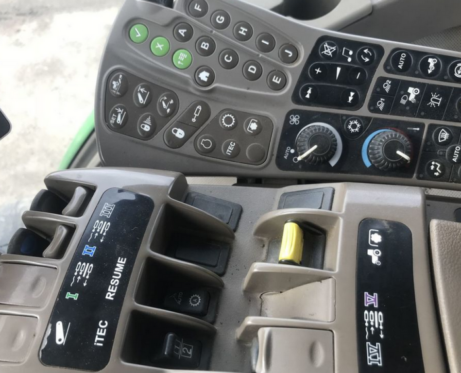 Oldtimer-Traktor des Typs John Deere 8285R, Neumaschine in Салгани (Bild 6)