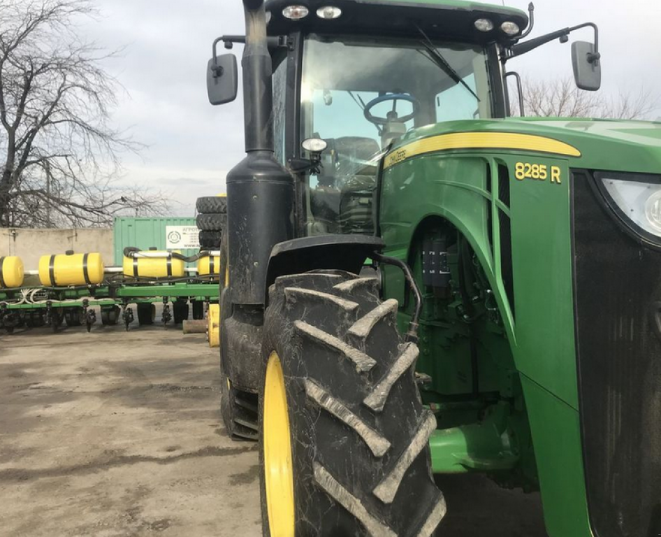 Oldtimer-Traktor des Typs John Deere 8285R, Neumaschine in Салгани (Bild 3)