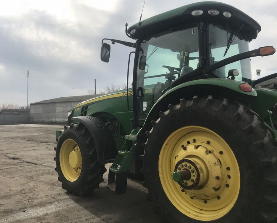 Oldtimer-Traktor des Typs John Deere 8285R, Neumaschine in Салгани (Bild 2)