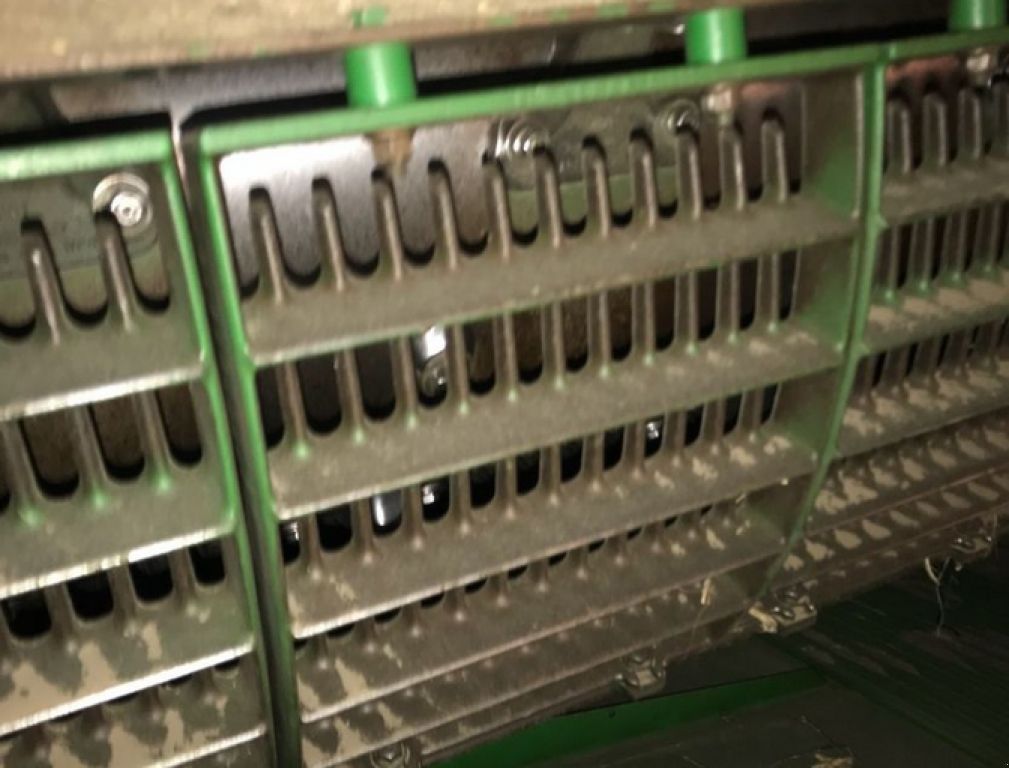 Oldtimer-Mähdrescher des Typs John Deere 9770 STS Bullet Rotor,  in Рівне (Bild 8)