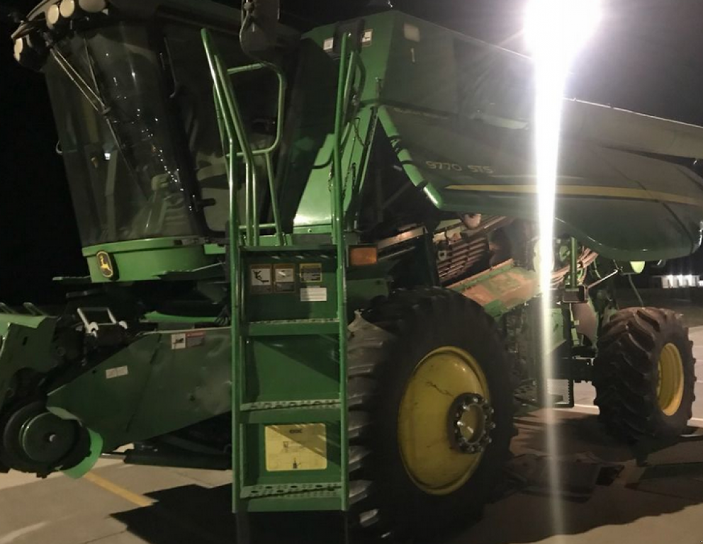 Oldtimer-Mähdrescher des Typs John Deere 9770 STS Bullet Rotor,  in Рівне (Bild 1)