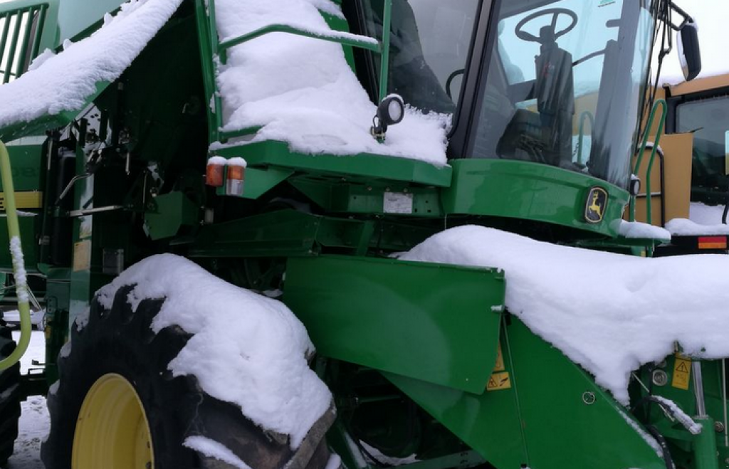 Oldtimer-Mähdrescher des Typs John Deere T670, Neumaschine in Рівне (Bild 1)