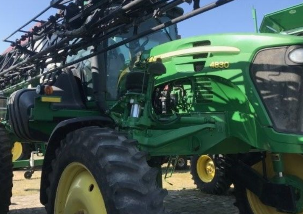 Selbstfahrspritze des Typs John Deere 4830,  in Рівне (Bild 3)