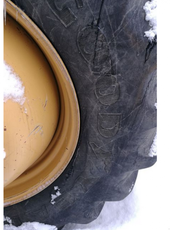 Oldtimer-Mähdrescher des Typs Caterpillar Lexion 590R,  in Рівне (Bild 2)