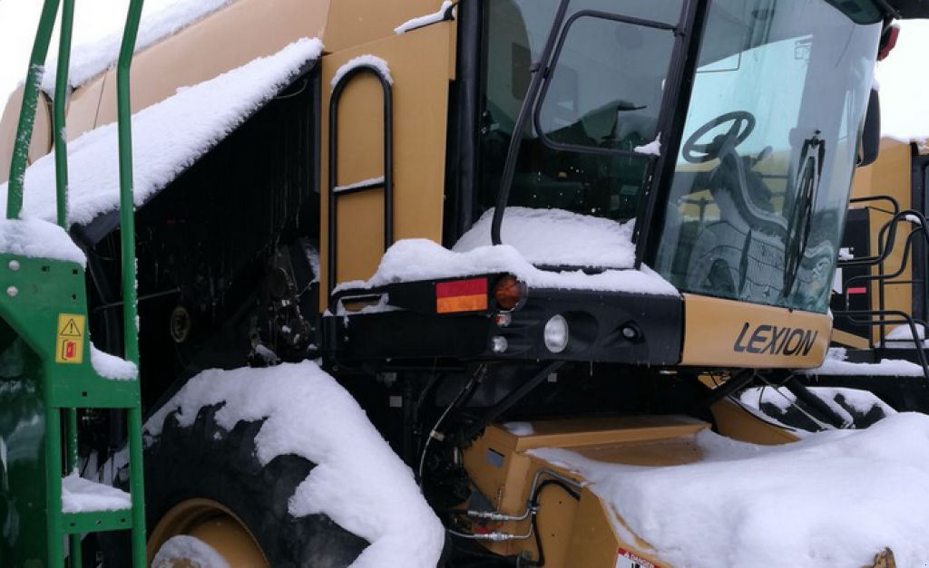 Oldtimer-Mähdrescher des Typs Caterpillar Lexion 570 W,  in Рівне (Bild 4)