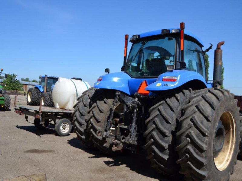 Oldtimer-Traktor des Typs New Holland T8040, Neumaschine in Куйбишеве (Bild 1)