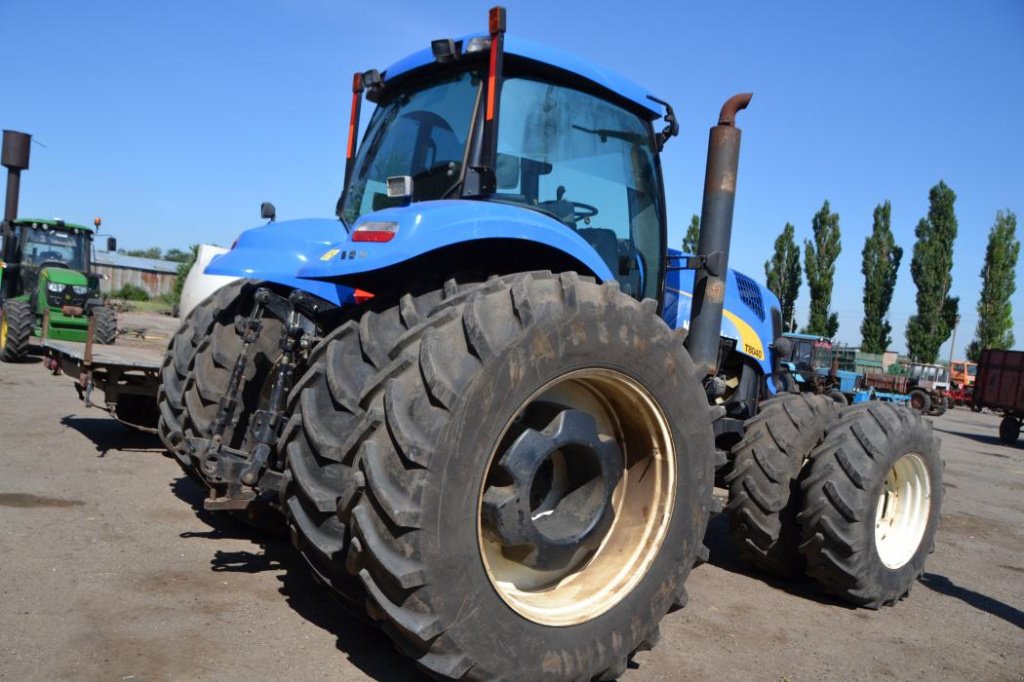 Oldtimer-Traktor des Typs New Holland T8040, Neumaschine in Куйбишеве (Bild 1)