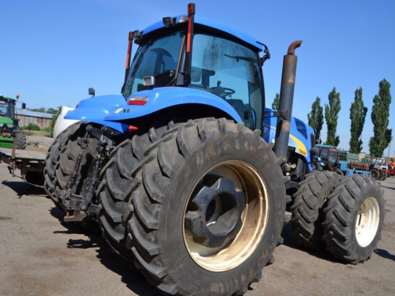 Oldtimer-Traktor des Typs New Holland T8040, Neumaschine in Куйбишеве (Bild 1)