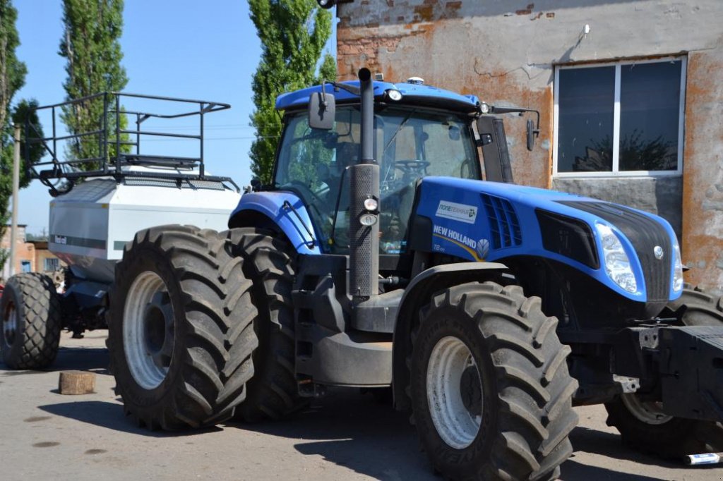 Oldtimer-Traktor des Typs New Holland T8040, Neumaschine in Куйбишеве (Bild 3)