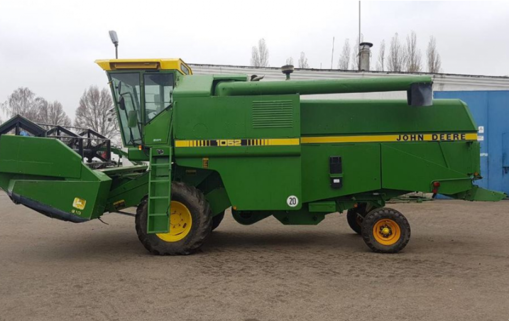 Oldtimer-Mähdrescher des Typs John Deere 1052, Neumaschine in Ковель (Bild 1)