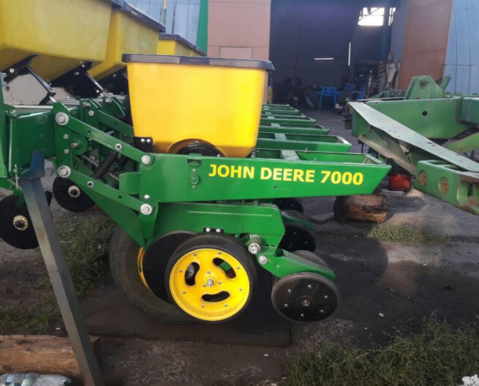 Gareeggenfelder des Typs John Deere 7000,  in Суми (Bild 3)