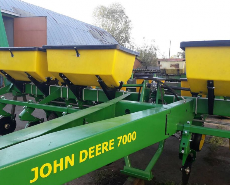 Gareeggenfelder des Typs John Deere 7000,  in Суми (Bild 1)
