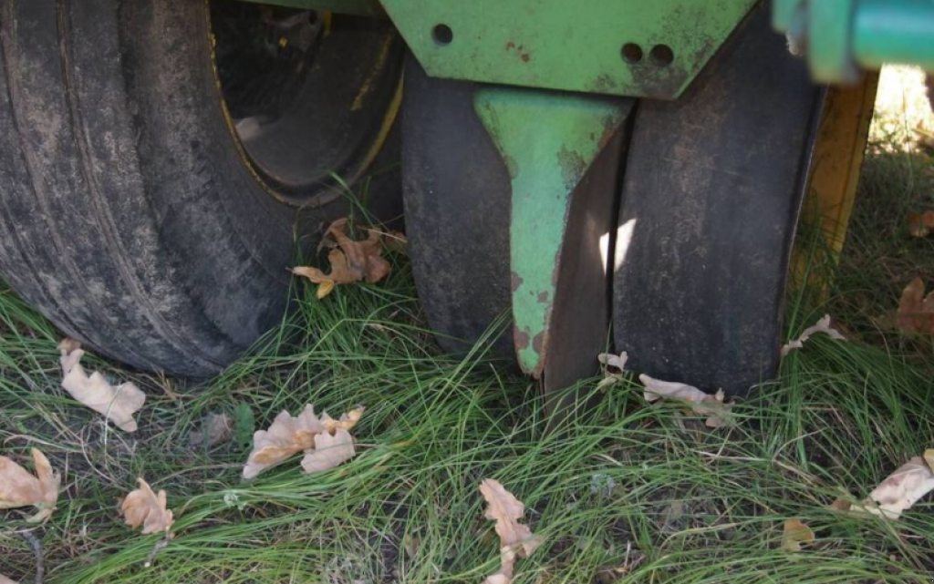 Gareeggenfelder des Typs John Deere 7000/8,  in Суми (Bild 4)