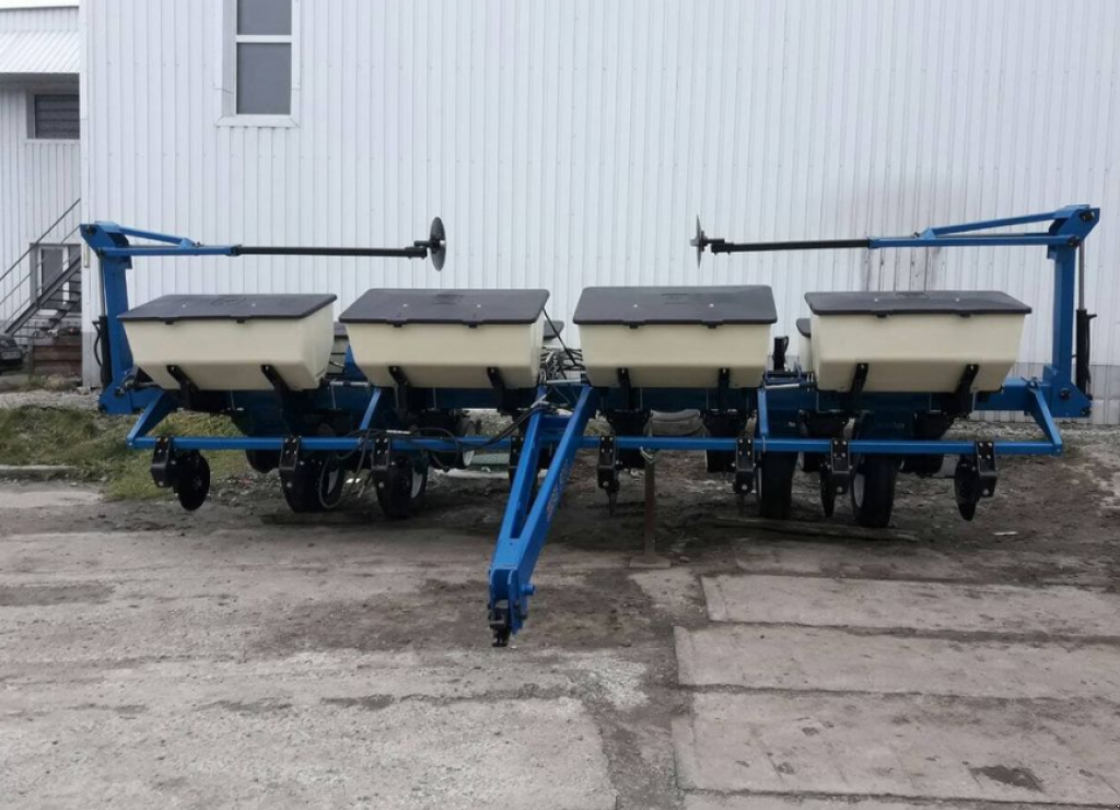 Gareeggenfelder des Typs Kinze 2000,  in Суми (Bild 1)