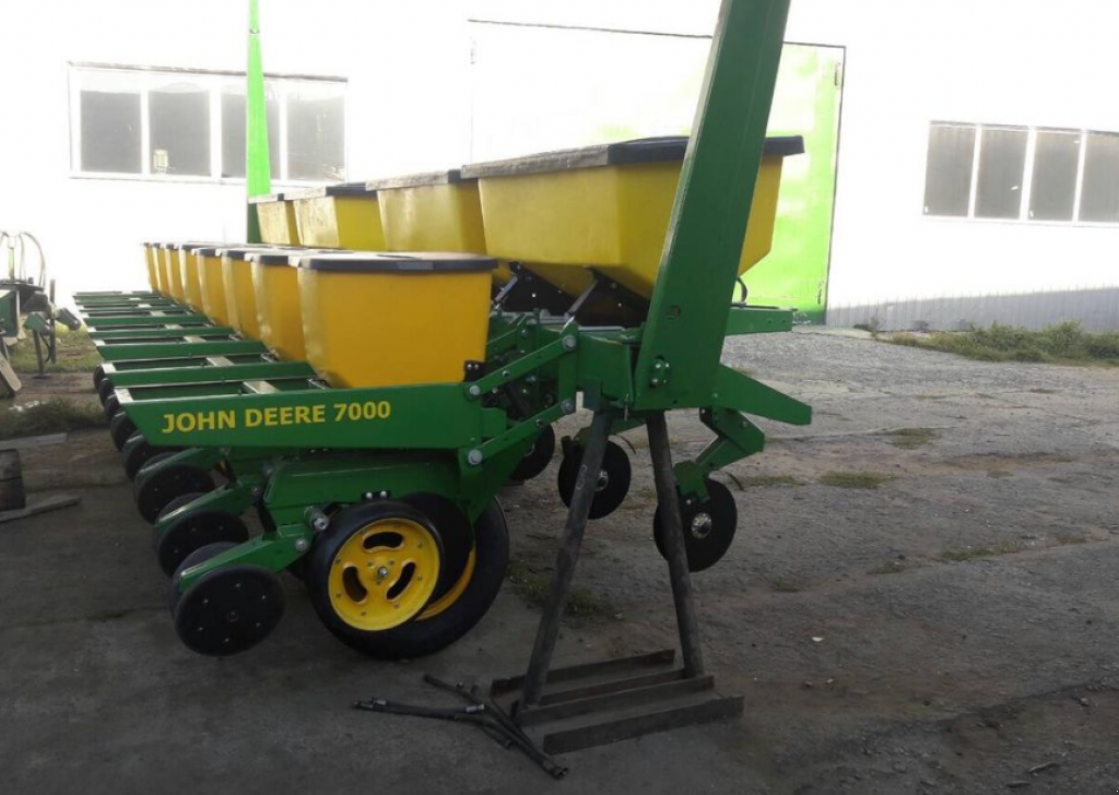 Gareeggenfelder des Typs John Deere 7000/8,  in Суми (Bild 5)