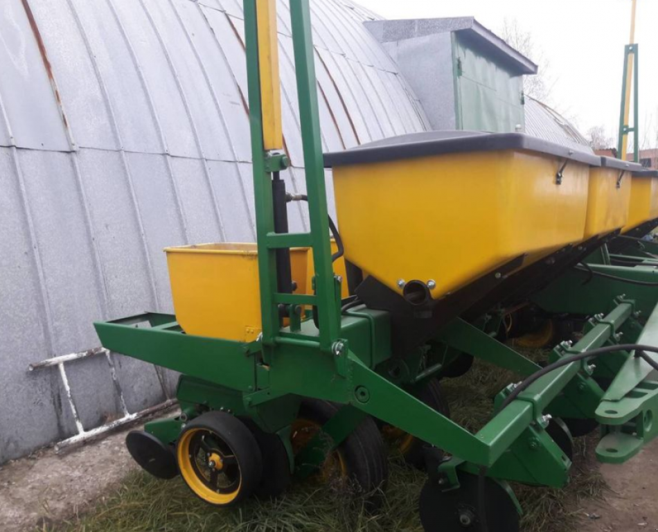 Gareeggenfelder des Typs John Deere 7000/8,  in Суми (Bild 10)